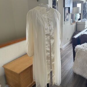 1960s Vintage Pale Almond Yellow Gossard Short Peignoir Nightgown & Robe Set